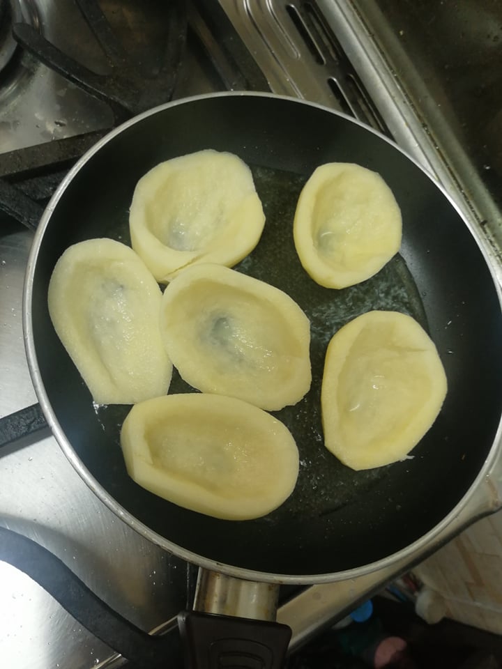 طريقة عمل صينية البطاطس بالبسلة والبشاميل